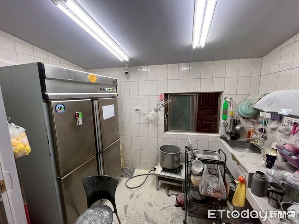 ▲台南市東區府連路一處店家冰箱疑電線短路起火，所幸火勢迅速撲滅。（記者林東良翻攝，下同）