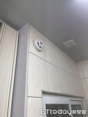 ▲台南市東區府連路一處店家冰箱疑電線短路起火，所幸火勢迅速撲滅。（記者林東良翻攝，下同）