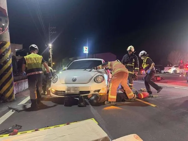 ▲彰化花壇鄉與轎車相撞，機車騎士受困車底傷重送醫。（圖／消防提供）
