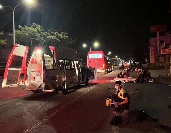 ▲彰化台一線花壇鄉中山路發生騎車男女撞轎車再遭公車撞擊。（圖／消防局提供）
