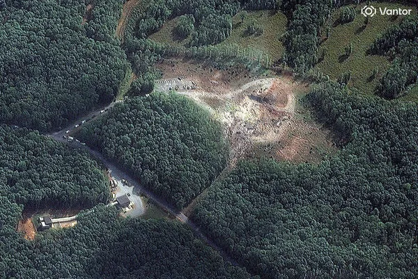 ▲▼美國田納西州巴克斯諾特鎮（Bucksnort）一家炸藥工廠10日清晨發生發生大爆炸。（圖／路透）