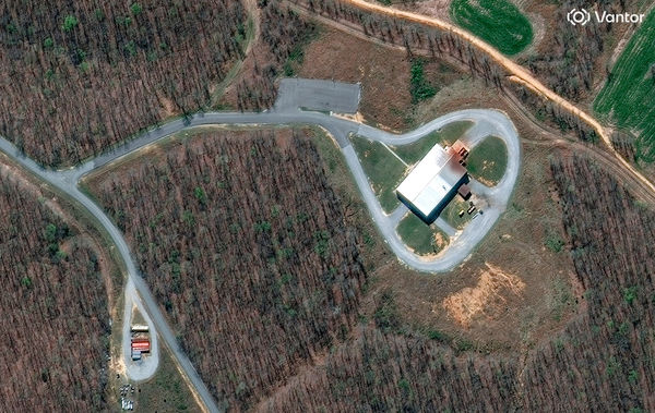 ▲▼美國田納西州巴克斯諾特鎮（Bucksnort）一家炸藥工廠10日清晨發生發生大爆炸。（圖／路透）