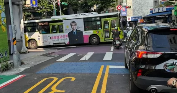 「藍色柏油鋪面」成為新地景，不少駕駛誤以為是科技執法陷阱。（翻攝自Threads / kuo.92）