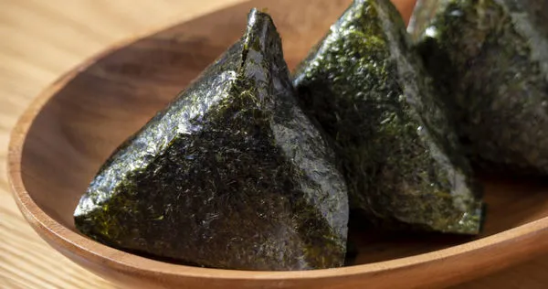 一名國中男孩因錢不夠，只能將肉鬆飯糰放回架上。（示意圖／翻攝自photoAC）