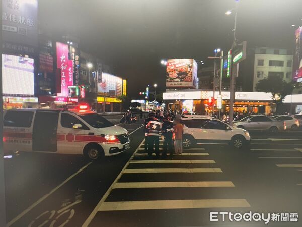 ▲▼高雄左營區昨晚（8日）一名35歲喬姓駕駛開著自小客車，西向南準備右轉博愛二路時，竟無視斑馬線上的66歲陳姓老翁，當場「砰！」擦撞正在過馬路的陳翁，導致老翁瞬間噴飛、手腳多處擦挫傷！。（圖／記者吳世龍翻攝）