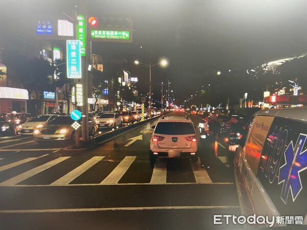 ▲▼高雄左營區昨晚（8日）一名35歲喬姓駕駛開著自小客車，西向南準備右轉博愛二路時，竟無視斑馬線上的66歲陳姓老翁，當場「砰！」擦撞正在過馬路的陳翁，導致老翁瞬間噴飛、手腳多處擦挫傷！。（圖／記者吳世龍翻攝）