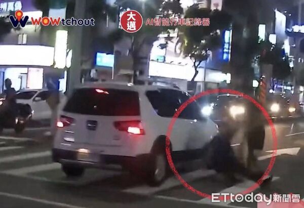 ▲▼高雄左營區昨晚（8日）一名35歲喬姓駕駛開著自小客車，西向南準備右轉博愛二路時，竟無視斑馬線上的66歲陳姓老翁，當場「砰！」擦撞正在過馬路的陳翁，導致老翁瞬間噴飛、手腳多處擦挫傷！。（圖／記者吳世龍翻攝）