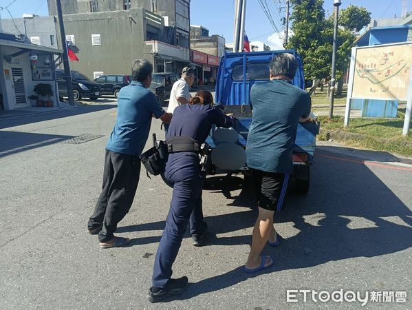 ▲警員推車協助排除交通障礙。（圖／記者楊晨東翻攝）