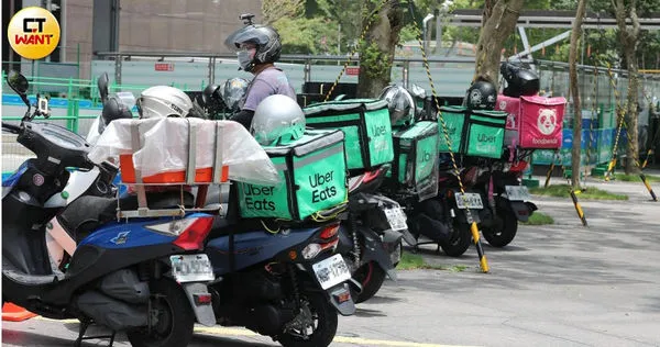 有不少網友認為，若要求外送員上樓送餐，應收取「爬樓費」。（示意圖／CTWANT資料照）