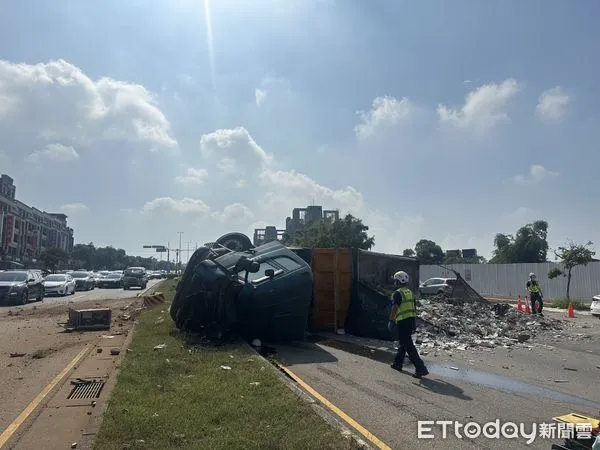 ▲▼1輛大貨車自撞安全島側翻佔用對向3車道。（圖／民眾提供，下同）