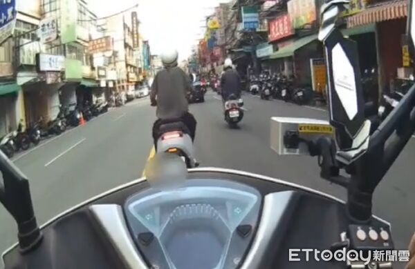 ▲徐姓男子騎車搖晃且變換車道未使用方向燈。（圖／桃園警分局提供）