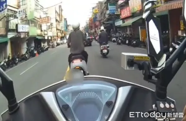 ▲徐姓男子騎車搖晃且變換車道未使用方向燈。（圖／桃園警分局提供）