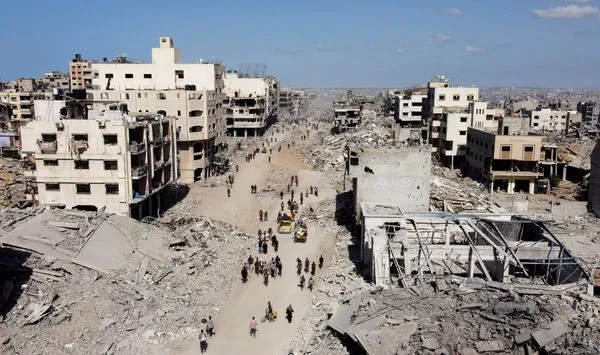 ▲▼ 加薩停火協議生效，以軍撤出後的空拍畫面可見巴勒斯坦人走過廢墟。（圖／路透）