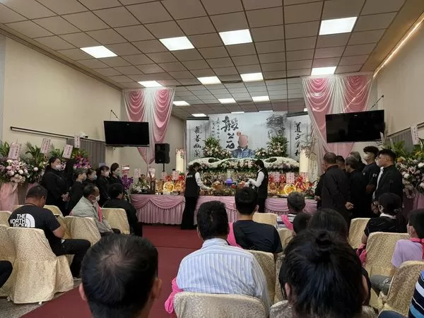 ▲▼花蓮百歲罹難者盧阿公告別式，6個女兒泣不成聲。（圖／翻攝議員楊華美臉書）
