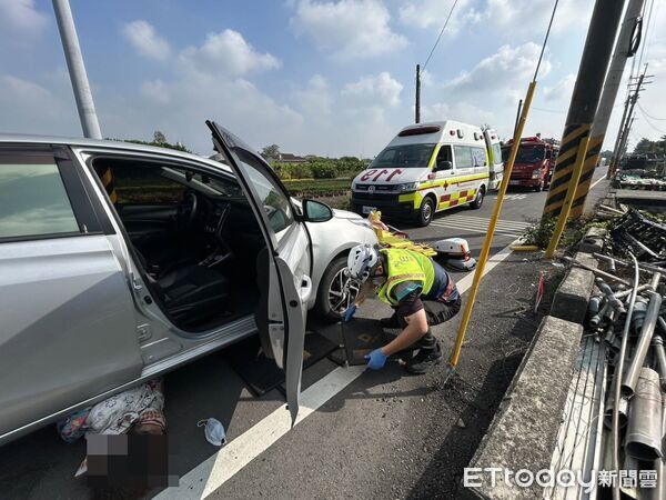 ▲▼ 彰化永靖鄉圳腳巷，今（12）日早上8時許發生車禍事故，機車與小客車相撞，騎士被壓在車底，消防到場協助脫困後送醫，但仍傷重不治。 。（圖／記者唐詠絮翻攝）