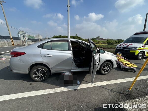 ▲▼ 彰化永靖鄉圳腳巷，今（12）日早上8時許發生車禍事故，機車與小客車相撞，騎士被壓在車底，消防到場協助脫困後送醫，但仍傷重不治。 。（圖／記者唐詠絮翻攝）