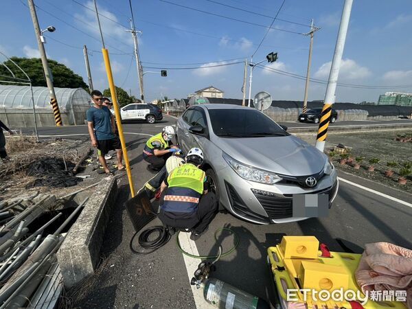 ▲▼ 彰化永靖鄉圳腳巷，今（12）日早上8時許發生車禍事故，機車與小客車相撞，騎士被壓在車底，消防到場協助脫困後送醫，但仍傷重不治。 。（圖／記者唐詠絮翻攝）