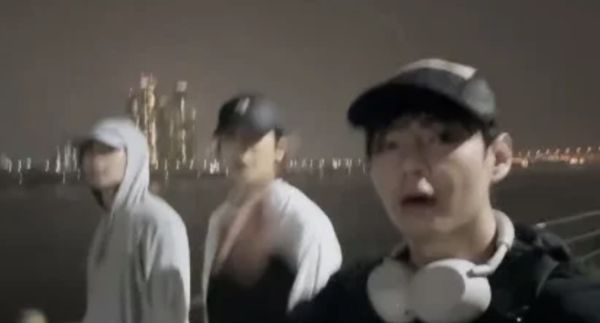 ▲▼3男神零偽裝漢江散步！仔細看是V、朴敘俊、朴炯植　超chill畫面公開 。（圖／翻攝自V IG）