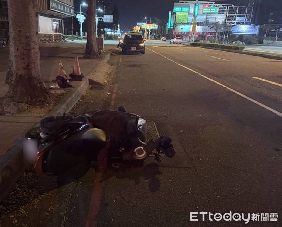 ▲女士深夜自撞人行道路後摔，送不治。（／民提供）