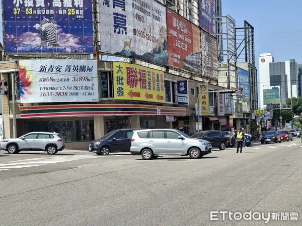 ▲▼1輛大貨車自撞安全島側翻佔用對向3車道，警方正全力疏導交通。（圖／民眾提供，下同）