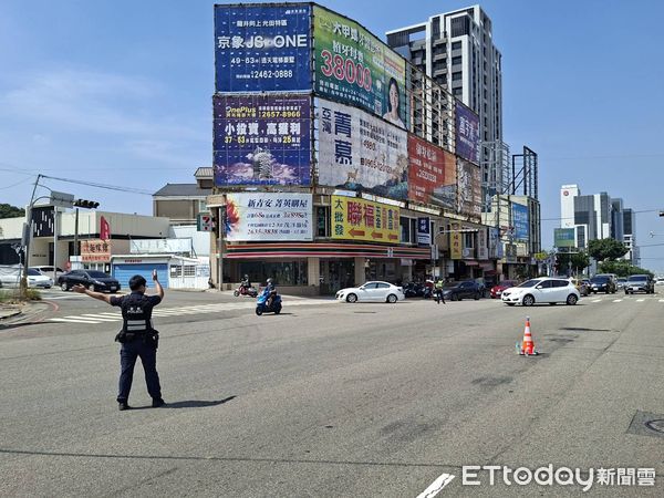 ▲▼1輛大貨車自撞安全島側翻佔用對向3車道，警方正全力疏導交通。（圖／民眾提供，下同）