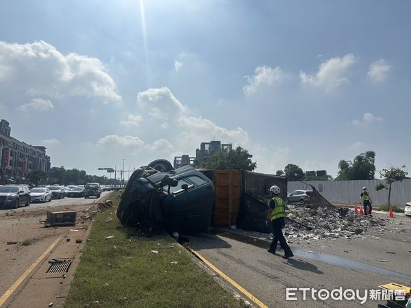 ▲▼1輛大貨車自撞安全島側翻佔用對向3車道，警方正全力疏導交通。（圖／民眾提供，下同）