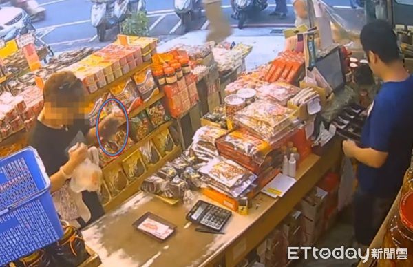 ▲婦人快手竊取貨架上豆干，畫面全被拍下。（圖／大溪警分局提供）
