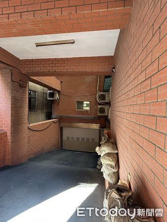 ▲李女酒後不慎跌入車道，遭開車外出的住戶輾入車底。（圖／記者陸運陞翻攝）