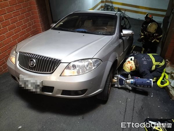 ▲李女酒後不慎跌入車道，遭開車外出的住戶輾入車底。（圖／記者陸運陞翻攝）