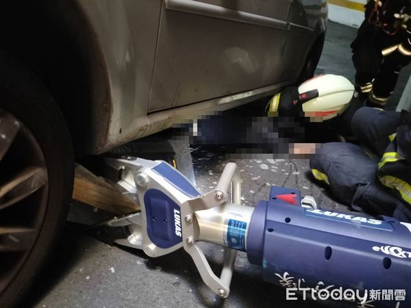 ▲李女酒後不慎跌入車道，遭開車外出的住戶輾入車底。（圖／記者陸運陞翻攝）