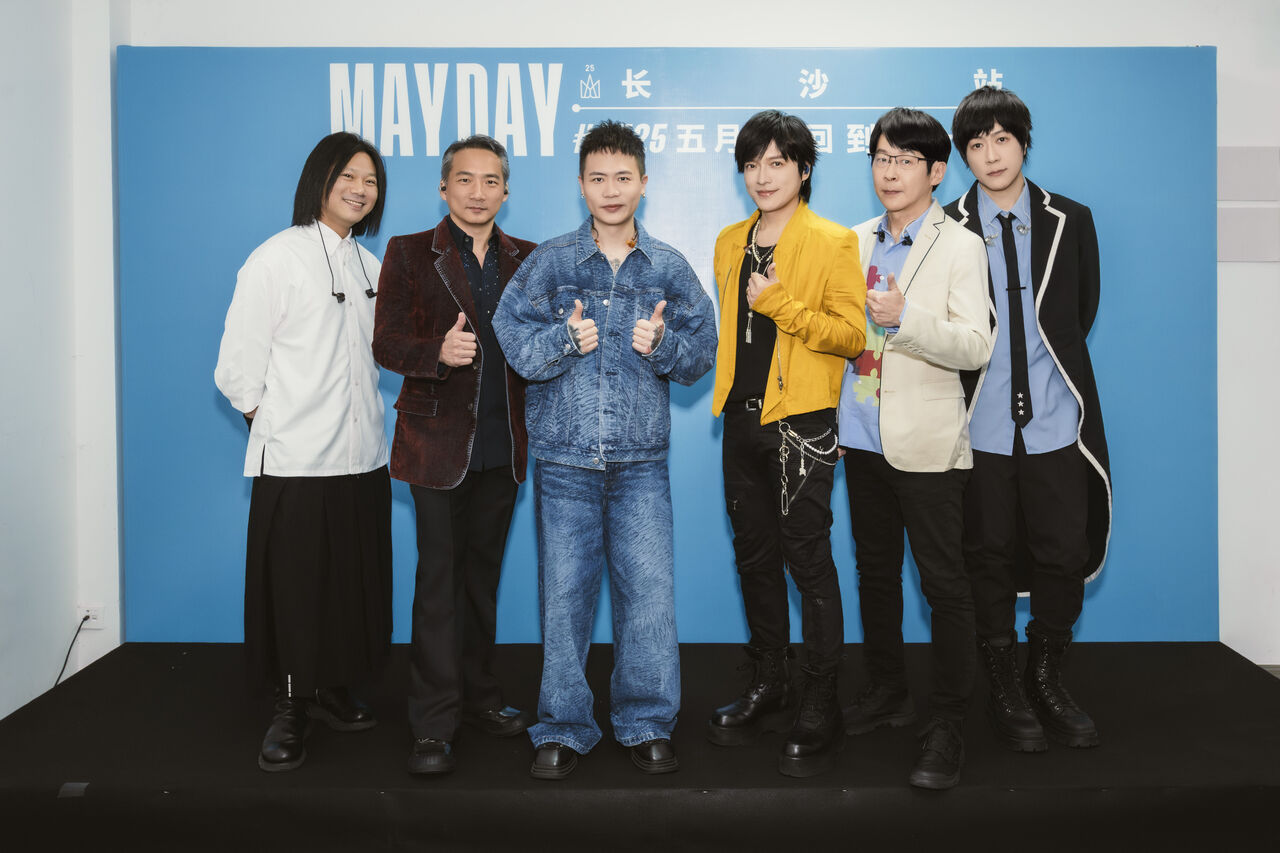 ▲▼蕭秉治圓夢和師兄五月天合照。（圖／相信音樂提供）