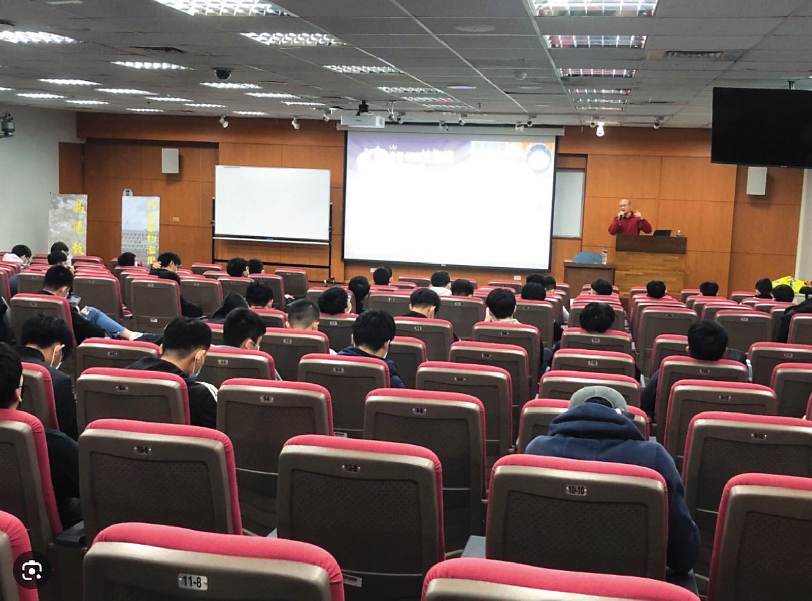 由於統計學是管理學院必修課，因此上課人數常近百人。（示意圖）