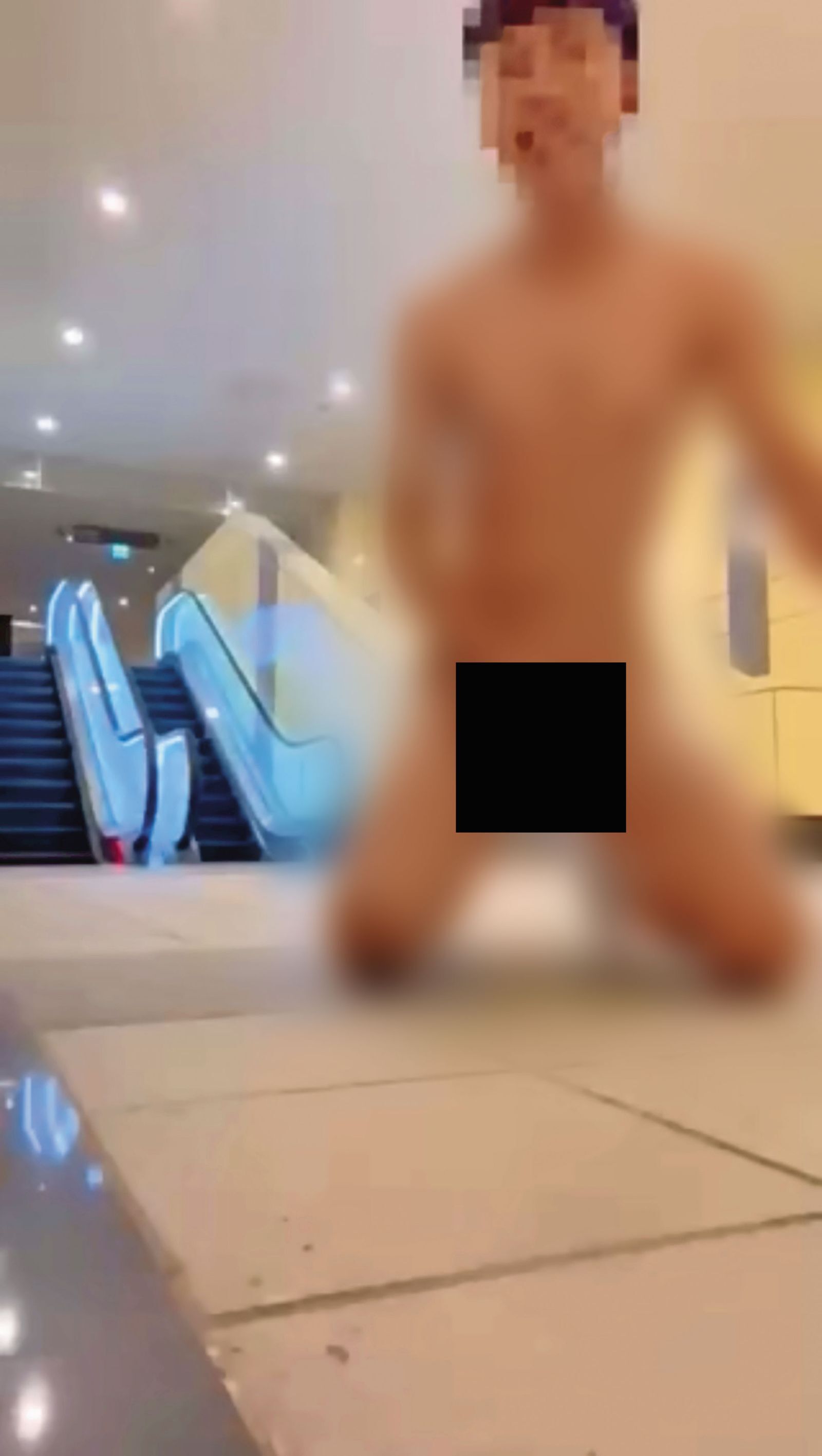 男子在捷運站出口前跪地全裸自慰，還拍攝影片上傳，誇張行徑引來民眾投訴。（翻攝自Ｘ）