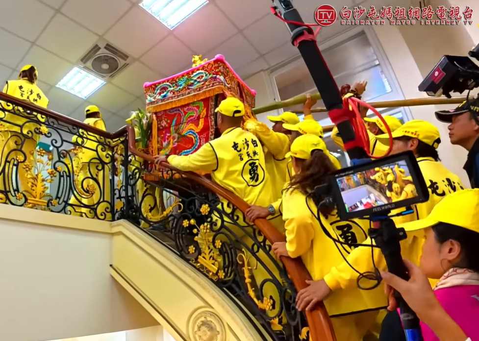▲▼白沙屯媽祖2度衝「吊車大王豪宅」　胡董激動落淚。（圖／翻攝自YouTube／白沙屯媽祖網路電視台）