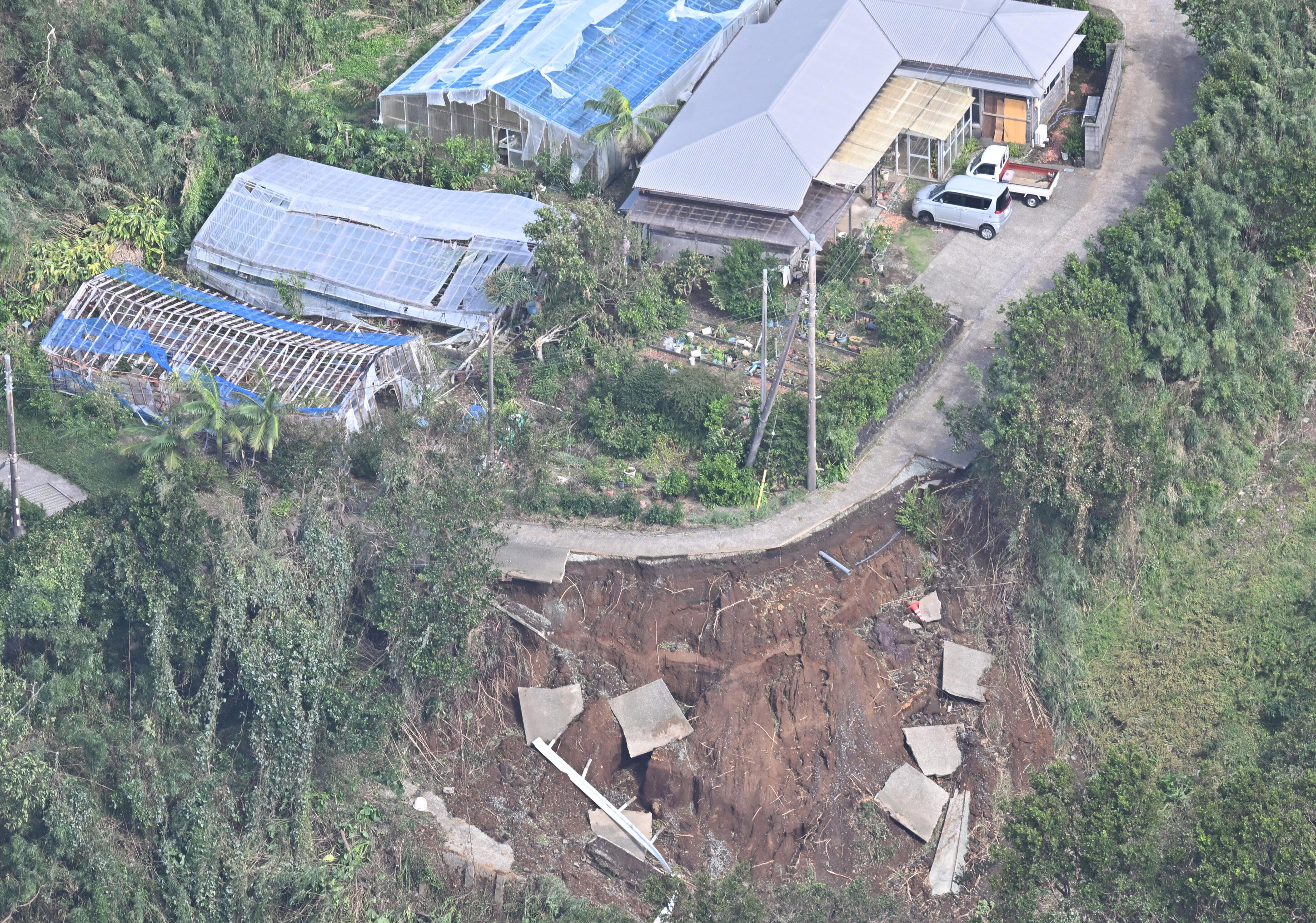 ▲▼今年第22號颱風「哈隆」9日侵襲日本伊豆群島八丈島。（圖／達志影像／美聯社）