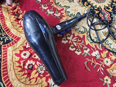 吹風機2年沒用！　10歲女童疑洗澡完插插頭「觸電倒地亡」