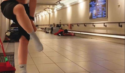 網黃「南京復興站出口」全裸自瀆留體液 北捷回應撇清