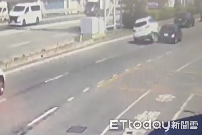 阿北變換車道不慎擦撞　「騎上」右側車輛再彈回