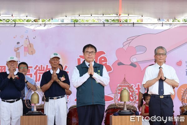 ▲市長黃偉哲與慈濟基金會副執行長熊士民共同敲響愛心鐘，為城市與市民祈福平安。（記者林東良翻攝，下同）