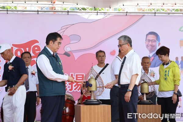 ▲市長黃偉哲與慈濟基金會副執行長熊士民共同敲響愛心鐘，為城市與市民祈福平安。（記者林東良翻攝，下同）