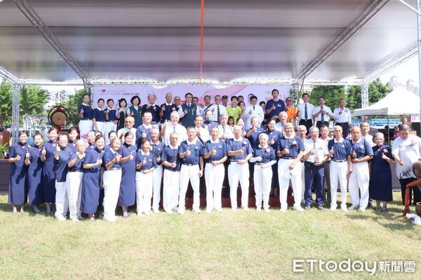 ▲市長黃偉哲與慈濟基金會副執行長熊士民共同敲響愛心鐘，為城市與市民祈福平安。（記者林東良翻攝，下同）