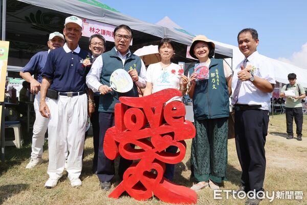 ▲市長黃偉哲與慈濟基金會副執行長熊士民共同敲響愛心鐘，為城市與市民祈福平安。（記者林東良翻攝，下同）