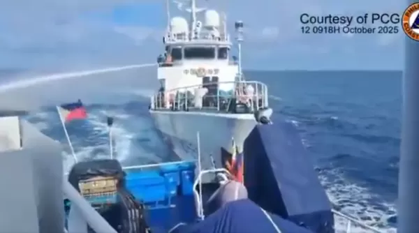 ▲▼菲律賓指控，中國海警船12日上午對菲國船隻發射水砲、蓄意衝撞。（圖／翻攝自X／Jay Tarriela）