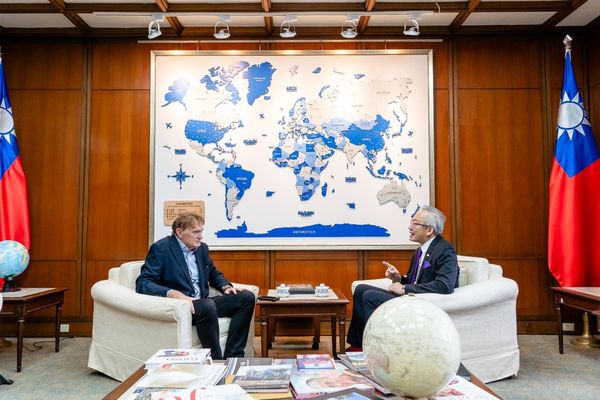 ▲▼外交部政務次長吳志中接受《巴黎競賽》週刊專訪，說明台灣半導體產業是確保全球供應鏈安全與防範衝突升高的重要關鍵。（圖／外交部提供）