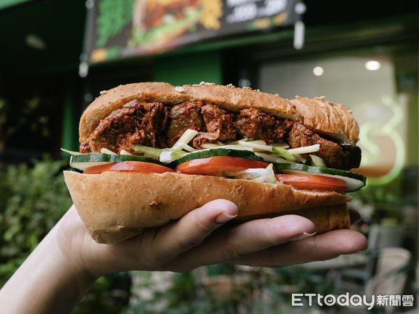 ▲▼SUBWAY推台灣限定「豆瓣嫩牛潛艇堡」。（圖／業者提供）