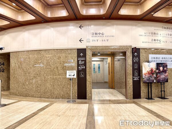 ▲香港灣仔站附近的「合和中心」內，有直通56樓的透明景觀電梯。（圖／記者彭懷玉攝）