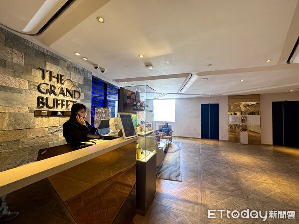 ▲香港灣仔站附近的「合和中心」內，有直通56樓的透明景觀電梯。（圖／記者彭懷玉攝）