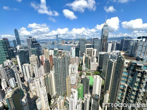 ▲香港灣仔站附近的「合和中心」內，有直通56樓的透明景觀電梯。（圖／記者彭懷玉攝）