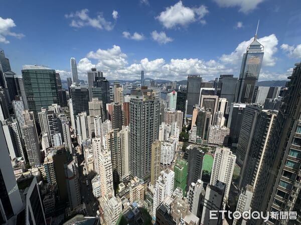 ▲香港灣仔站附近的「合和中心」內，有直通56樓的透明景觀電梯。（圖／記者彭懷玉攝）