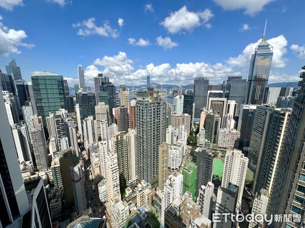 ▲香港灣仔站附近的「合和中心」內，有直通56樓的透明景觀電梯。（圖／記者彭懷玉攝）